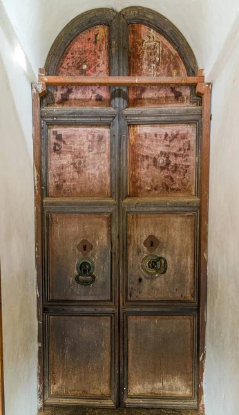 Velha casa marrom de madeira porta rústico velho recuperado fundo de madeira — Fotografia de Stock