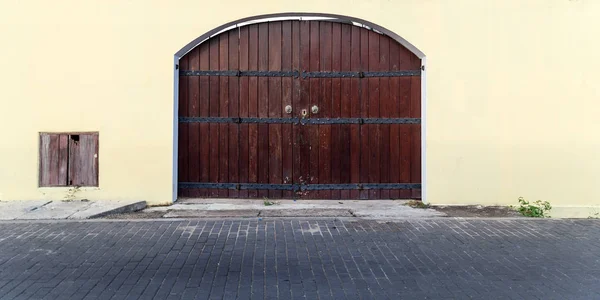 Старі дерев'яні коричневі двері будинку — стокове фото