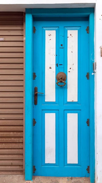 Casa de madeira velha porta azul madeira fundo — Fotografia de Stock