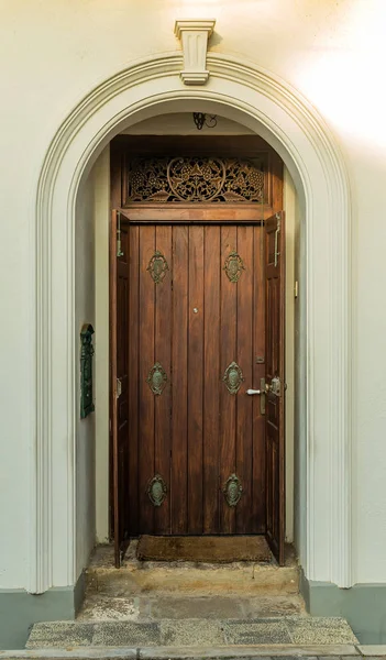 Gammal trä brun hus dörr — Stockfoto
