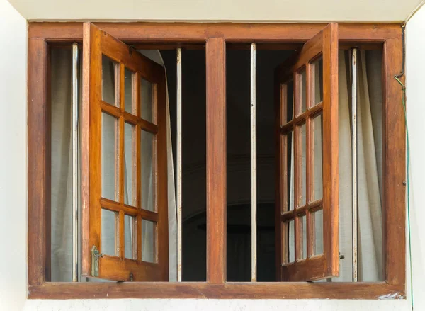 Деревянный фасад дома с темно-коричневым окном — стоковое фото