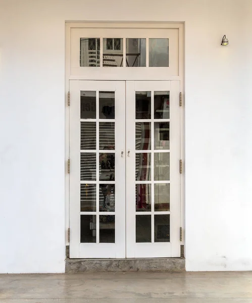 Bílé lakované okenice staré okno rámce grunge na cement stěny — Stock fotografie
