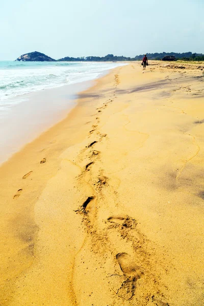 Empreintes de pas dans la route de plage de sable en dune — Photo