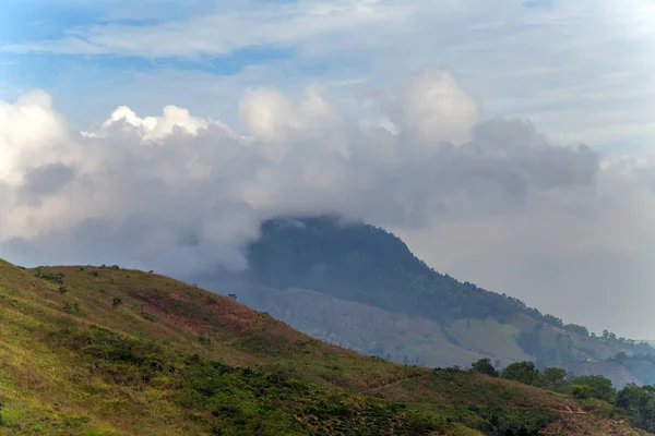 Nebbia mattina Paesaggio montano e villaggio — Foto Stock