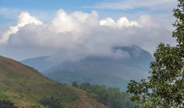 Neblina manhã Montanha paisagem e aldeia — Fotografia de Stock