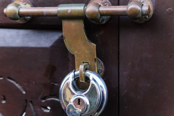 Lås med stora deadbolt att stänga den dörr gamla vintage trä dörrar — Stockfoto