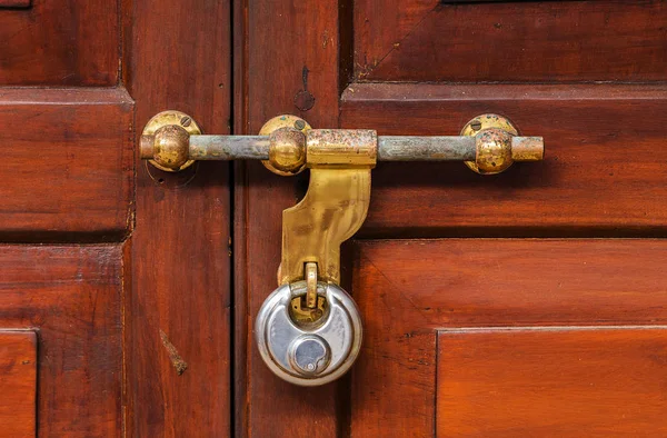 Moda fechaduras maçaneta da porta nas antigas portas de madeira — Fotografia de Stock