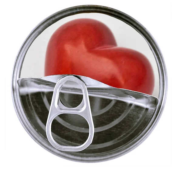 Rotes Herz in Aluminiumdose isoliert auf weißem Hintergrund. — Stockfoto
