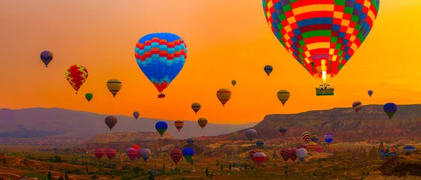 Varmluftsballonger sunrise landning i ett berg — Stockfoto
