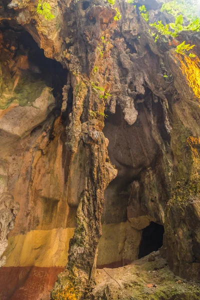 Formaciones interiores de piedra caliza en las cuevas de Batu, Kuala Lumpur — Foto de Stock