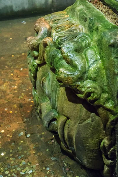 The menyamping kepala Medusa. Basilica Cistern kota Istanbul , — Stok Foto