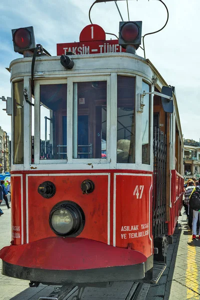 Galatasaray Tram Taksim Istikal Street 。トルコのイスタンブール — ストック写真