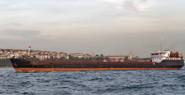 Nákladní loď tanker v průlivu Bospor kanál mezinárodní — Stock fotografie