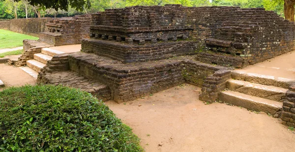 Scala di mattoni a Sigiriya o Sinhagiri è un antico fortr roccia — Foto Stock