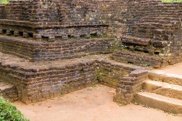 Scala di mattoni a Sigiriya o Sinhagiri è un antico fortr roccia — Foto Stock