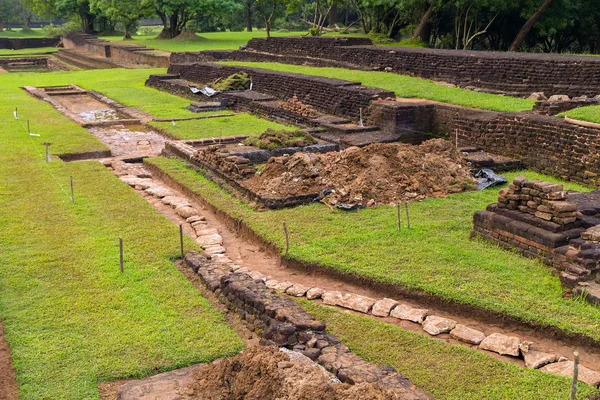 Paesaggio di rovina Giardini Reali e Piscine, Lion Rock Sigiriya, A — Foto Stock