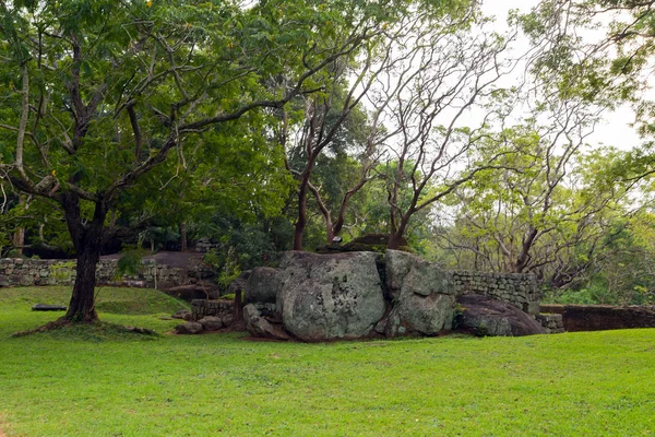 破滅ロイヤル ガーデンの風景とプール、ライオン岩シーギリヤ A — ストック写真