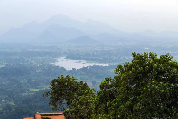 Skały Sigirija lub Sinhagiri panoramiczny ptaka, które dominują — Zdjęcie stockowe