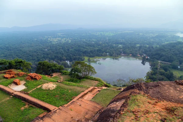 Paysage de ruines Jardins royaux et piscines, Lion Rock Sigiriya, A — Photo