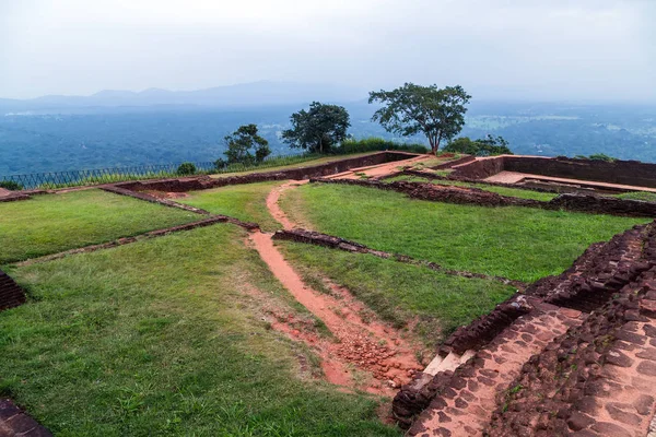 Paysage de ruines Jardins royaux et piscines, Lion Rock Sigiriya, A — Photo