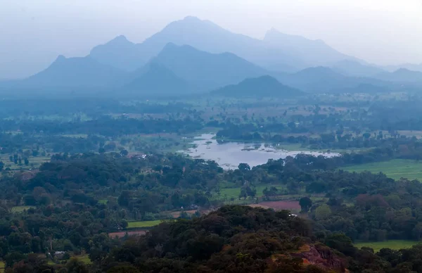 Sigiriya Rock ou Sinhagiri vista panorâmica aérea, que dominam — Fotografia de Stock