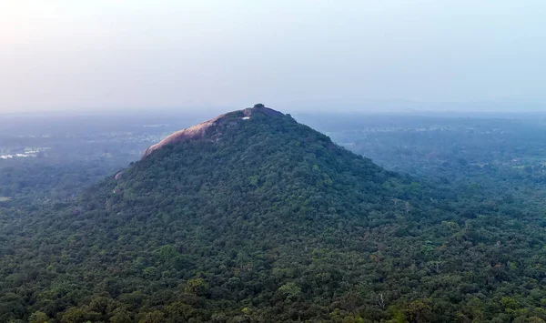 Pidurangala montanha de Sigiriya Rock ou Sinhagiri pano aéreo — Fotografia de Stock