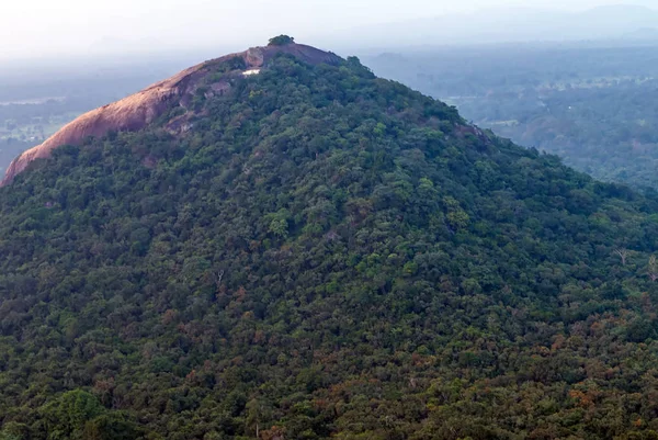 Sigiriya Rock ou Sinhagiri vista panorâmica aérea, que dominam — Fotografia de Stock