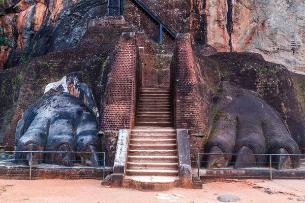 Las patas de piedra de león de escalera decoran la puerta de la fortaleza de Sigiriya , — Foto de Stock