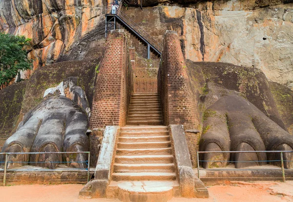 Stairway lion stone paws decorate the gate to Sigiriya Fortress, — Stock Photo, Image