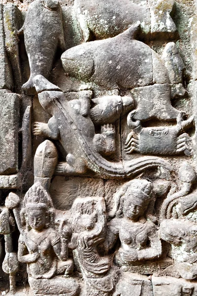 Bas-reliëf standbeeld achtergrond van Khmer cultuur in Angkor Wat, Cam — Stockfoto