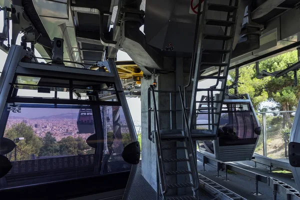 Cabine de estrada de teleférico que conduz da cidade de Barcelona — Fotografia de Stock