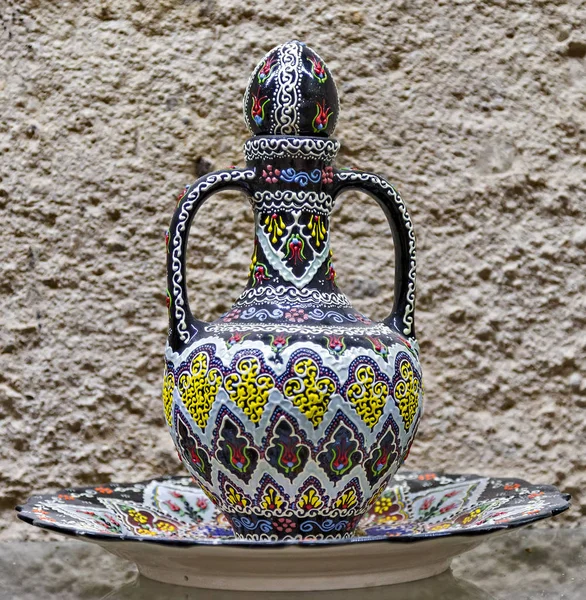 Dekorativa souvenir Hand dras vin pitcher dekoration. — Stockfoto