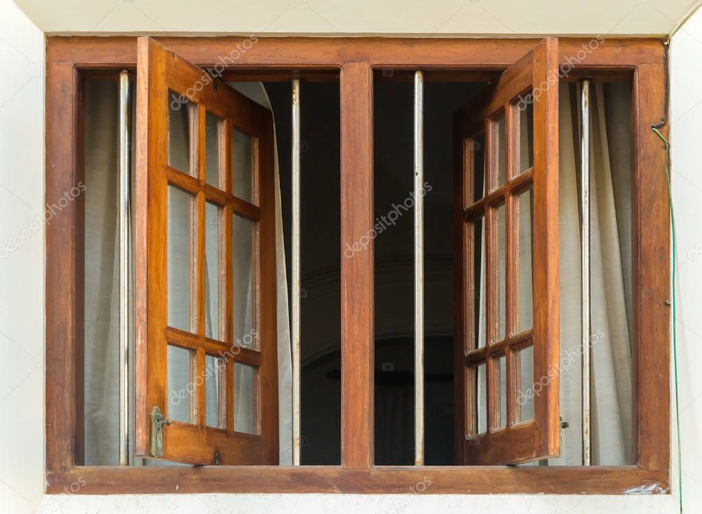 fachada de casa de madera con ventana marrón oscuro — Foto de stock