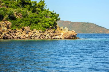 Kayalar tepeler dağlar ada deniz