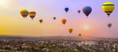 Sıcak hava balonları dağda