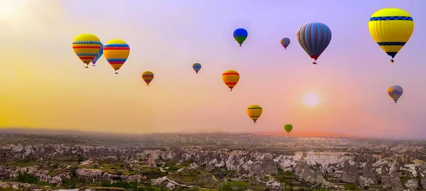 Varmluftsballonger berg — Stockfoto