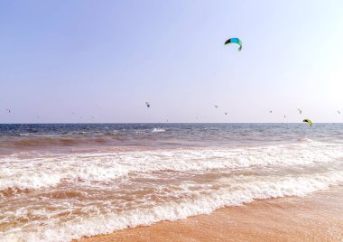 Dalgalardaki uçurtmacılar deniz suyu sıçratır, çekici spor denizleri. Mui! 