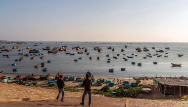 Uçurtma dersleri, uçurtma merkezi denizi Mui Ne Coco Sahili 'nde. Vietna