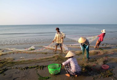 Vietnam balıkçılığında çalışan insanlar Phan Thiet köyü Vi