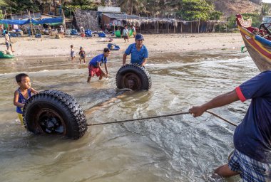 Vietnam balıkçılığında çalışan insanlar Phan Thiet köyü Vi