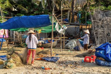 Vietnam balıkçılığında çalışan insanlar Phan Thiet köyü Vi