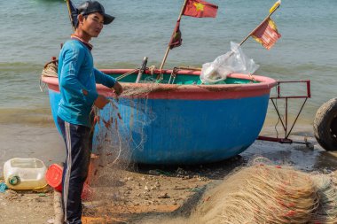 Vietnam teknelerinde balıkçı köşkünde çalışan insanlar.