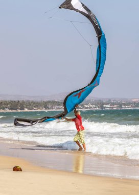 Uçurtma dersleri, uçurtma merkezi denizi Mui Ne Coco Sahili 'nde. Vietna