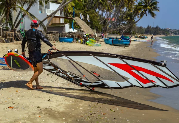El windsurf es un deporte acuático de superficie. escuela de educación del formador s —  Fotos de Stock