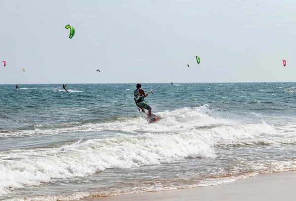 Education kite surfer rides the waves sea water splash, attracti — Stock Photo, Image