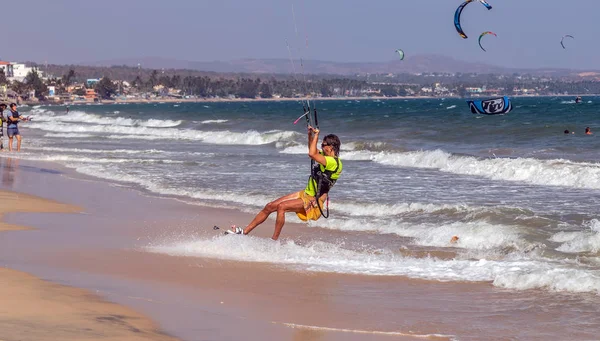 Kitesurfkurse im Kitecenter sea mui ne coco beach. vietna — Stockfoto