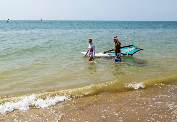 风冲浪者冲浪风浪。 梅妮可海滩。 越南 — 图库照片