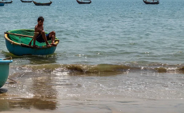 Personnes travaillant sur des bateaux vietnamiens à la prise dans une villa de pêche — Photo