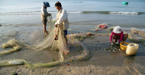 La gente que trabaja captura en la pesca vietnamita PHAN THIET pueblo Vi —  Fotos de Stock