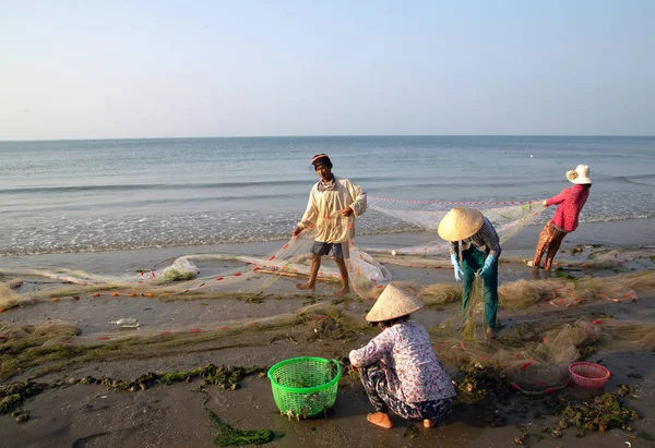 Люди, работающие на вьетнамской рыбалке PhAN THIET village Vi — стоковое фото